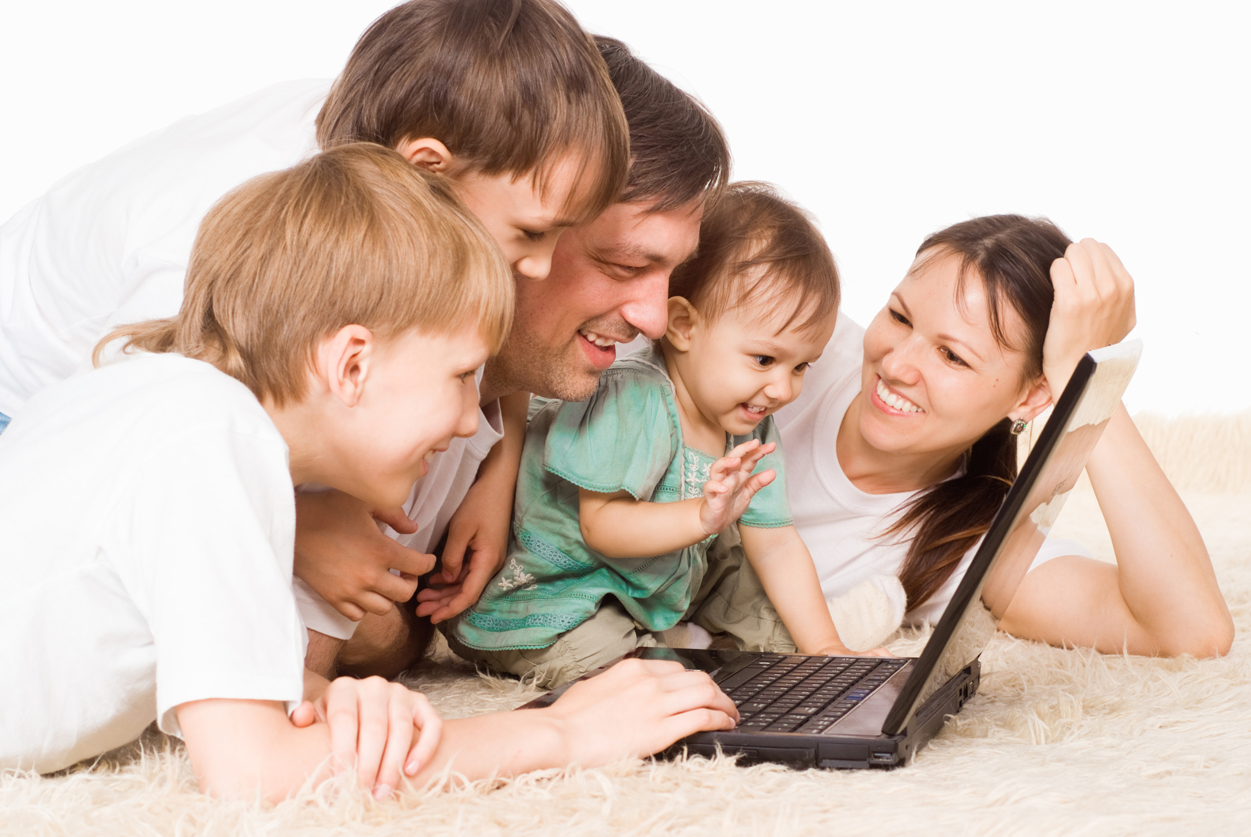 Семейное видео телефонов. Родители и дети. Современная семья. Дети родители компьютер. Родители и дети за ноутбуком.
